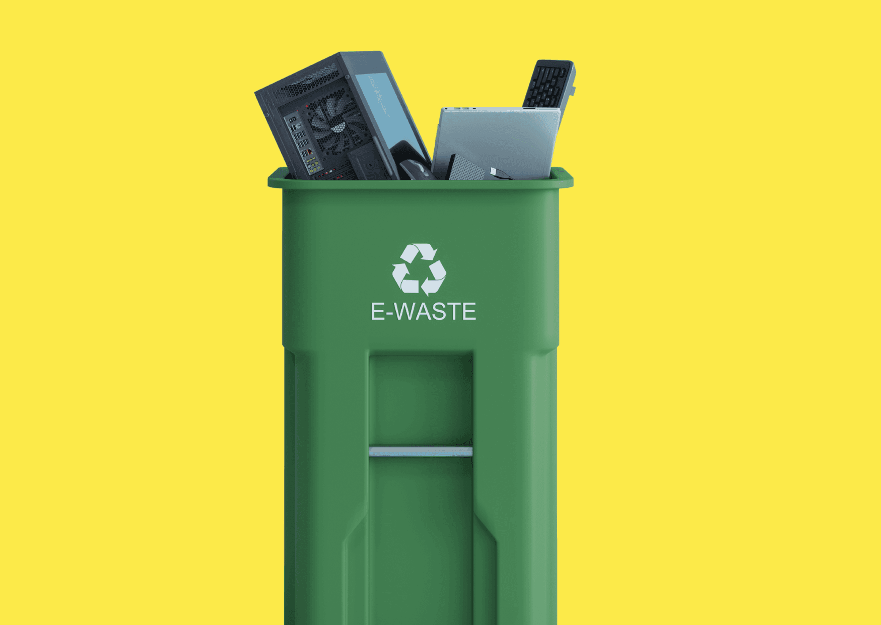 Grüner Müllkübel für Elektromüll mit alten Elektrogeräten vor gelbem Hintergrund